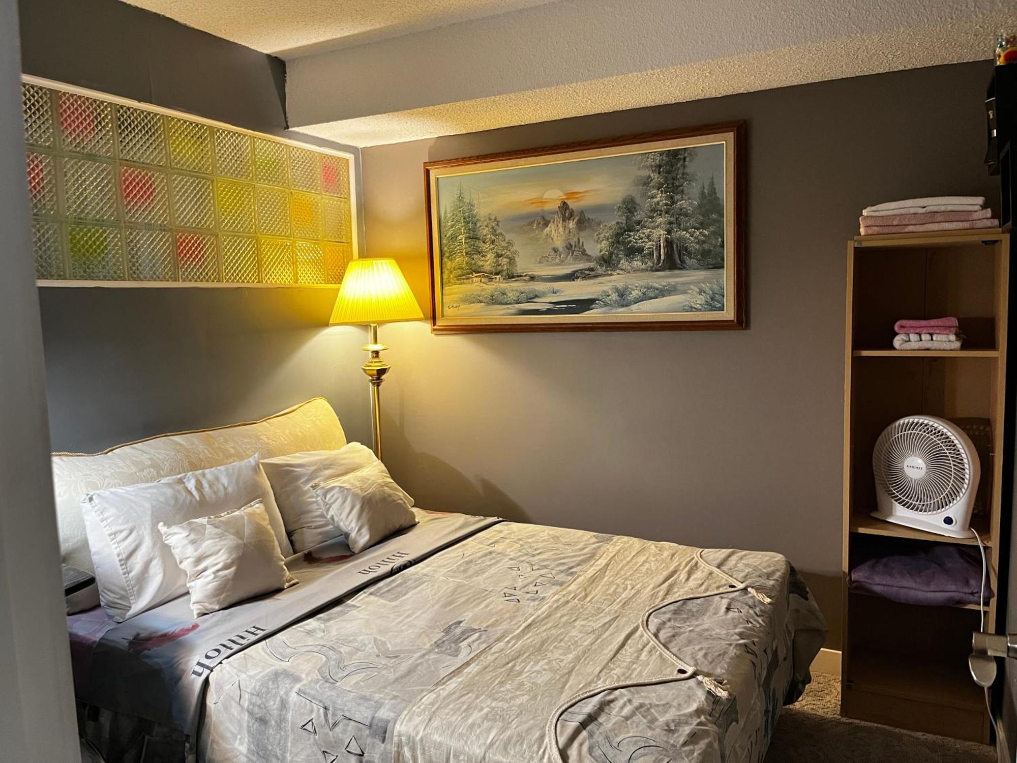 Homestay Grie Hunting Quite Room! Calgary